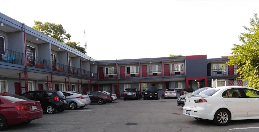 6267 Persepolis Inn photo1