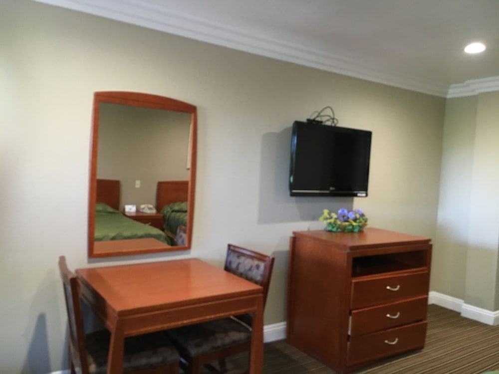 Regency Inn And Suites 20/27