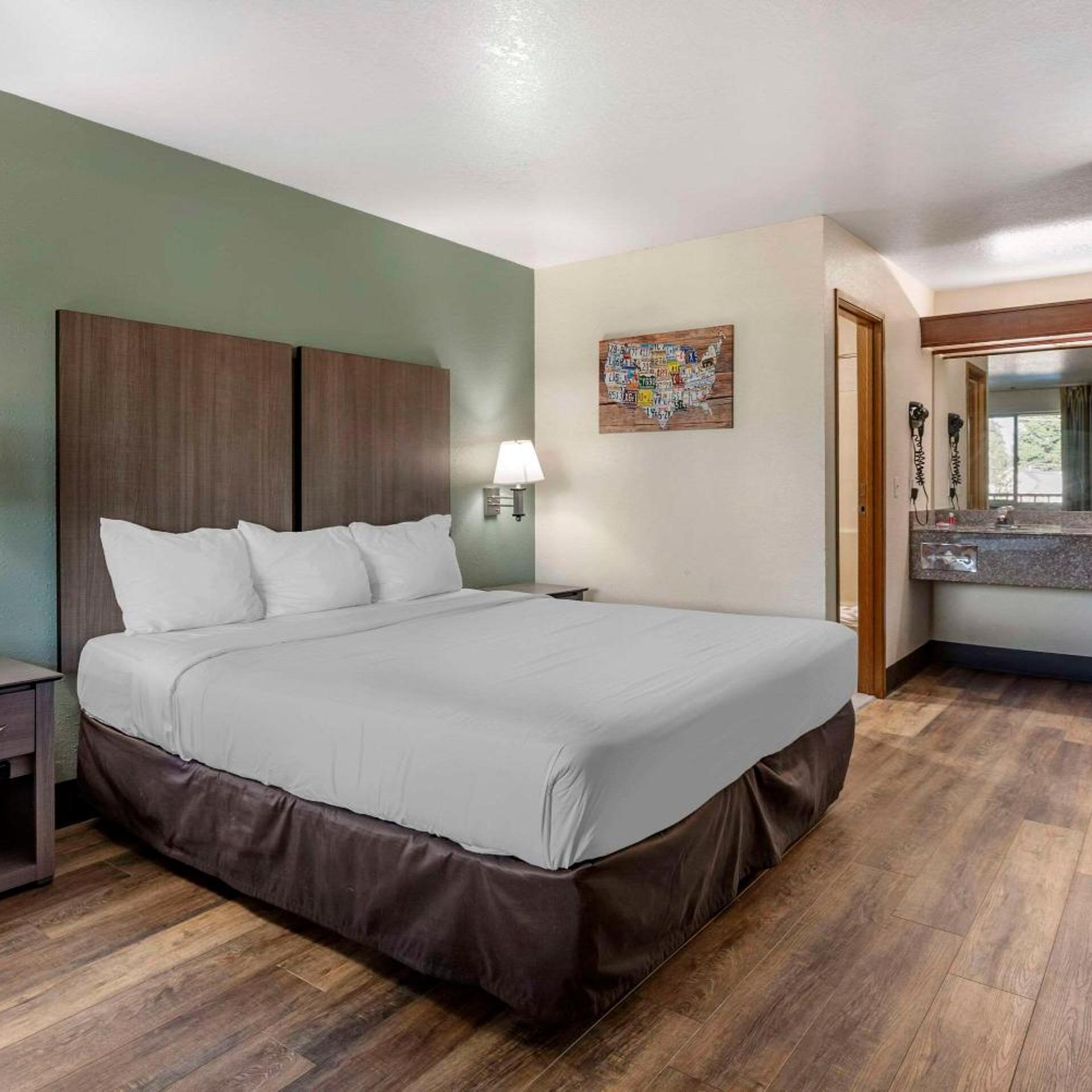 ROOM, KING BED