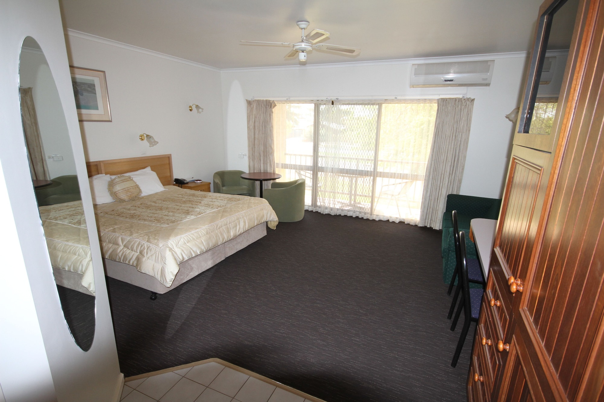 ROOM, KING BED, JETTED TUB