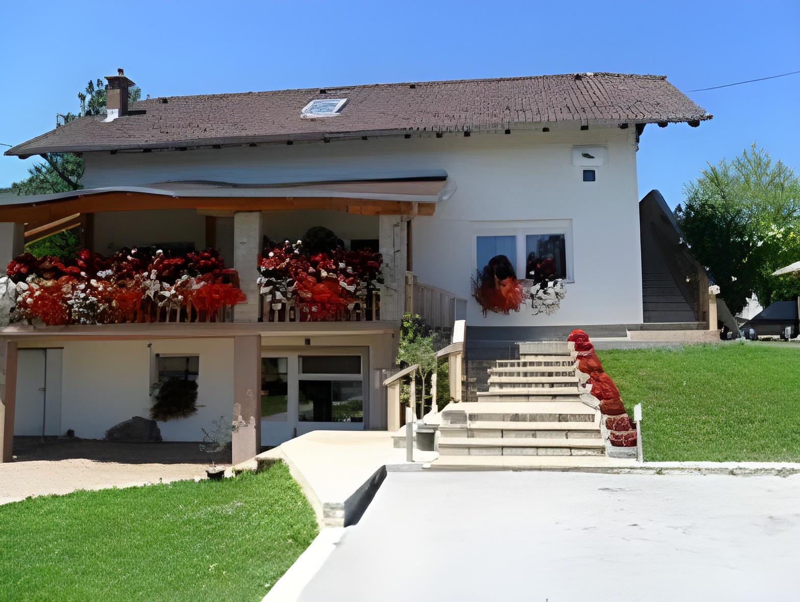 HOUSE SARA 2/25