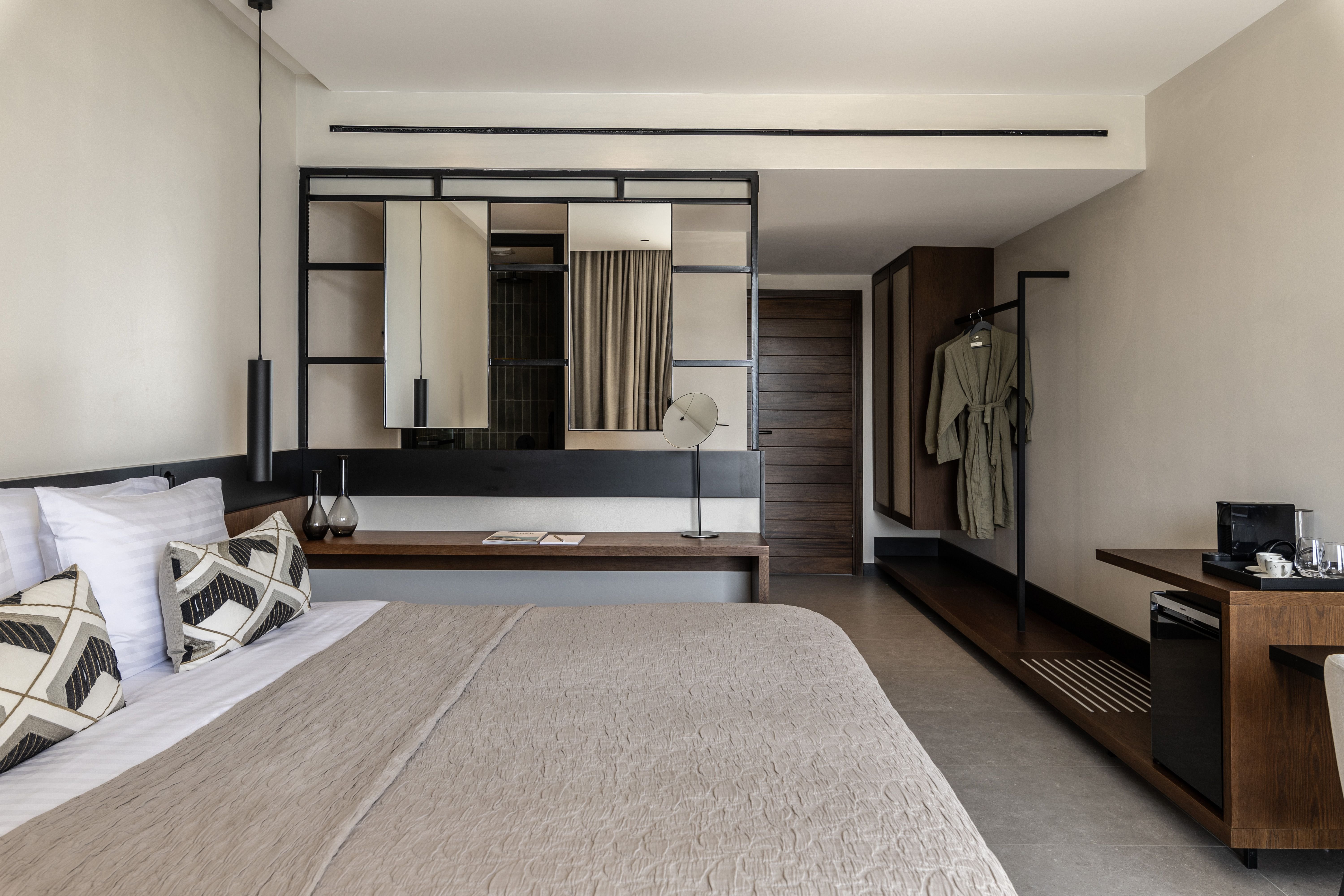 SUPERIOR, SUITE, PARTIAL SEA VIEW