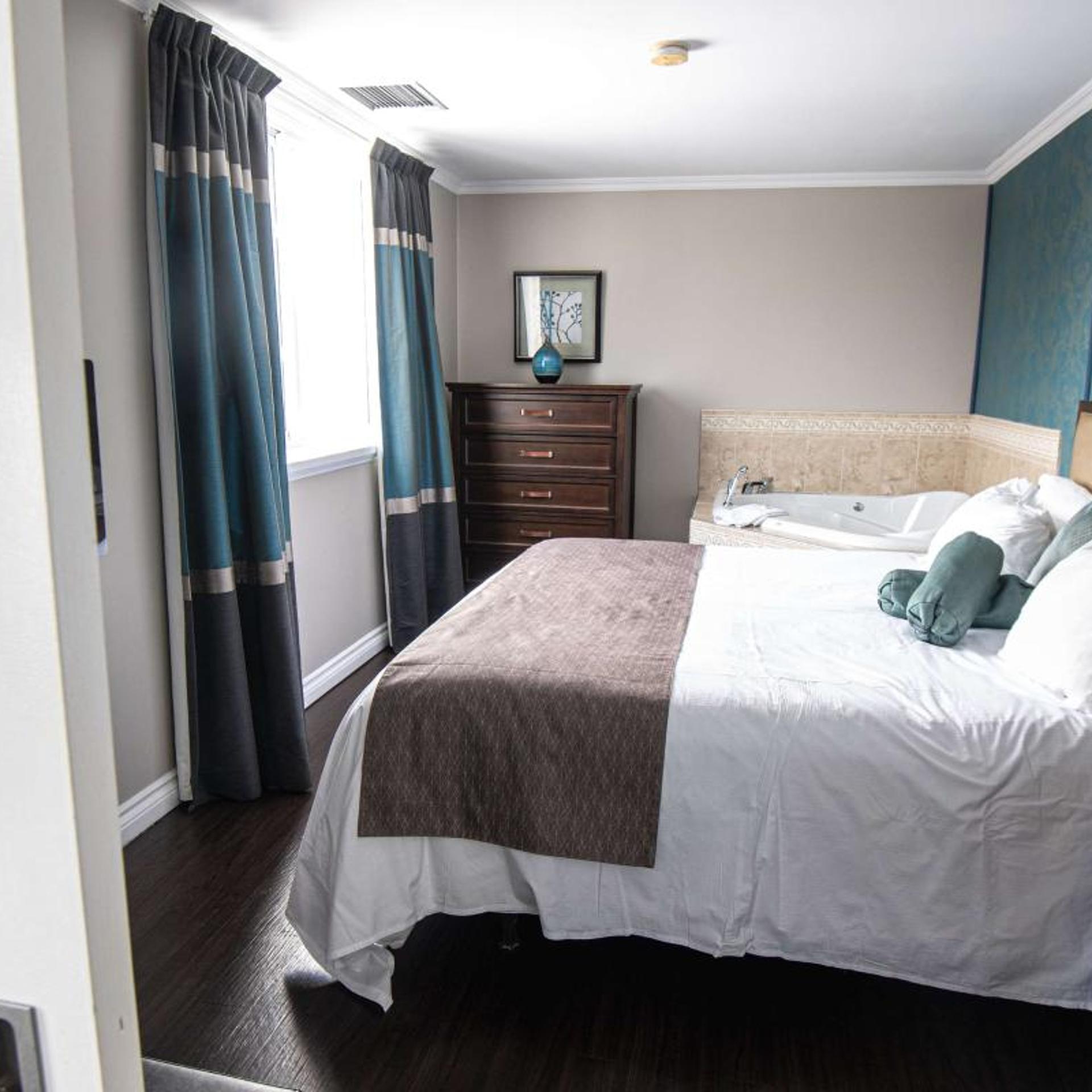 Suite, King Bed, Country View, Sofa, Hot Tub