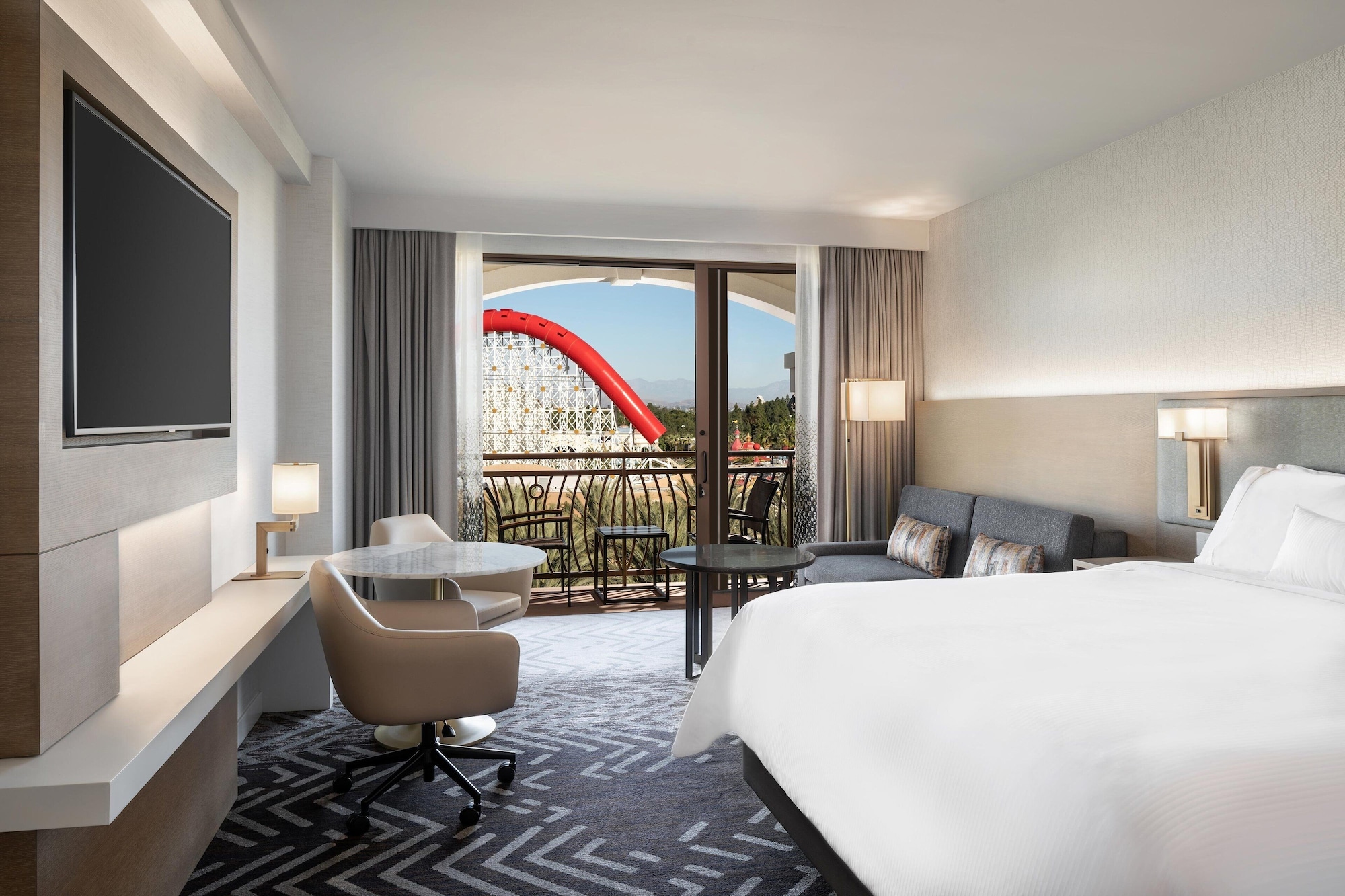 ROOM, KING BED, THEME PARK VIEW, SOFA, BALCONY