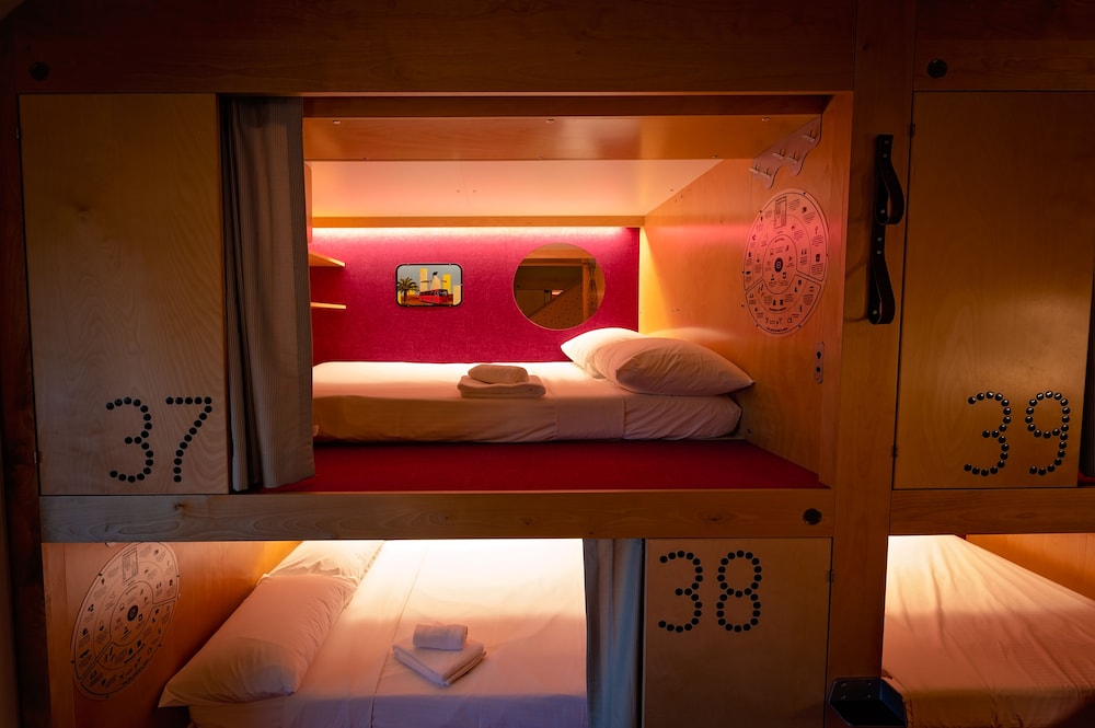 Pangea Pod Hotel 32/50