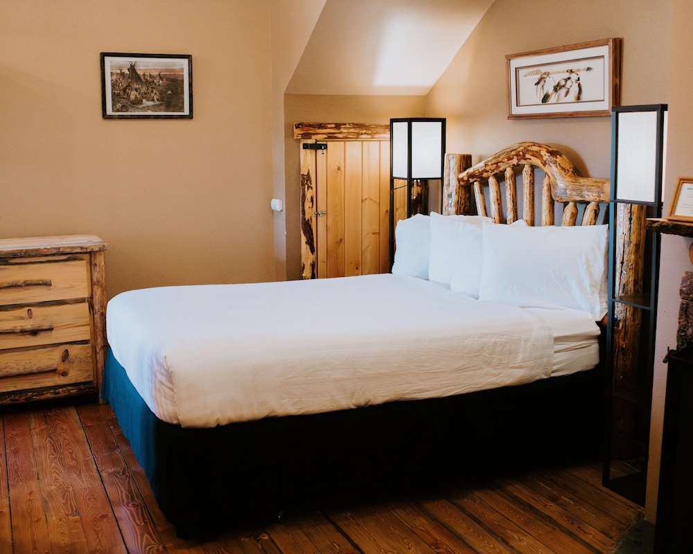 Lodge, 1 Queen and 1 Single Bed
