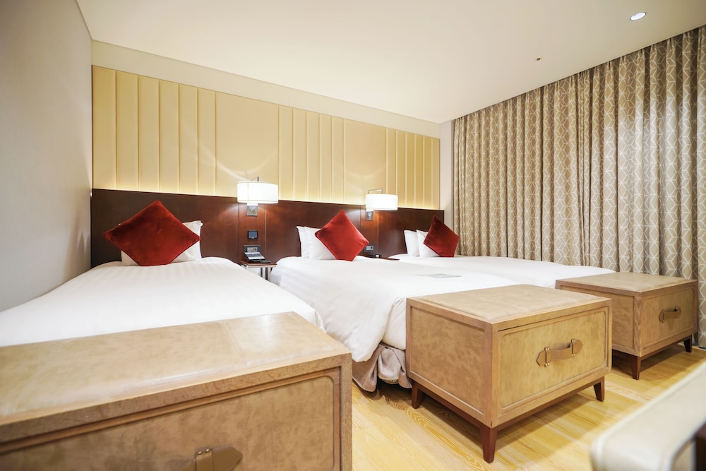 ROOM, TRIPLE, HIGH FLOOR
