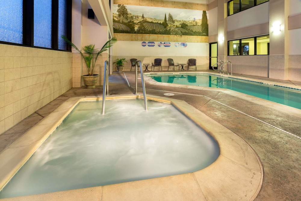 Hawthorn Suites By Wyndham Napa Valley