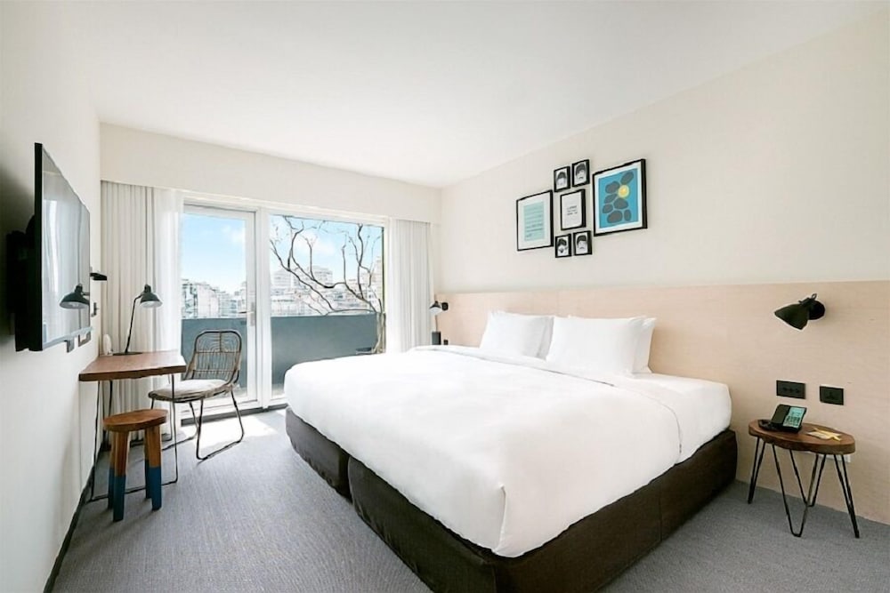 ROOM, KING BED, BALCONY