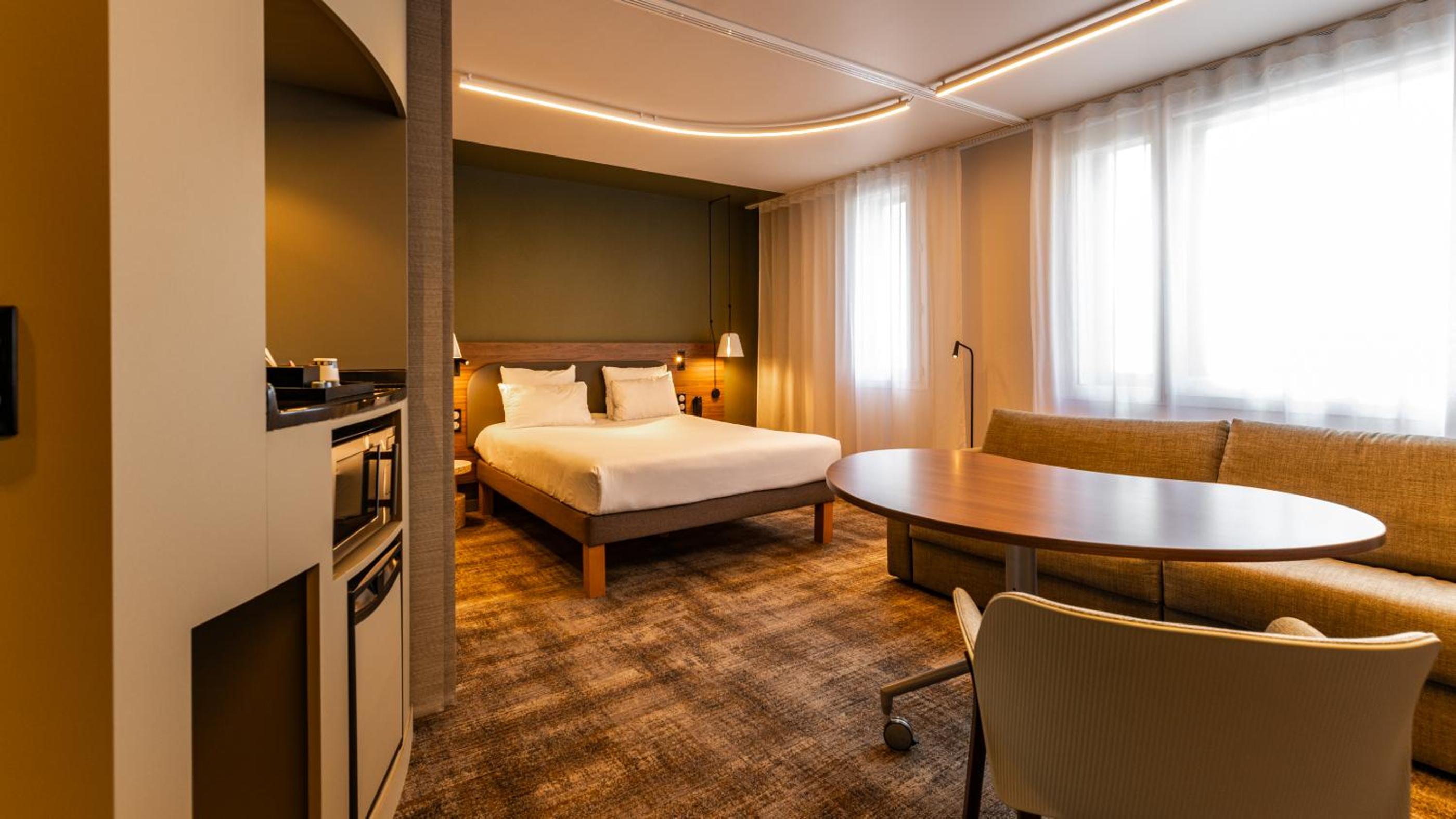 جناح سوبيريور بسرير كينج وسرير كينج وسريرين منفصلين مع أريكة، Novotel Suites Reims Centre 6/9