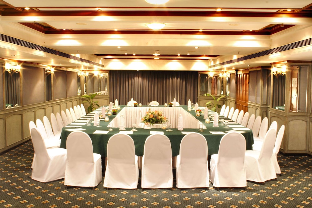 Aditya Park A Sarovar Portico Hotel 43/48