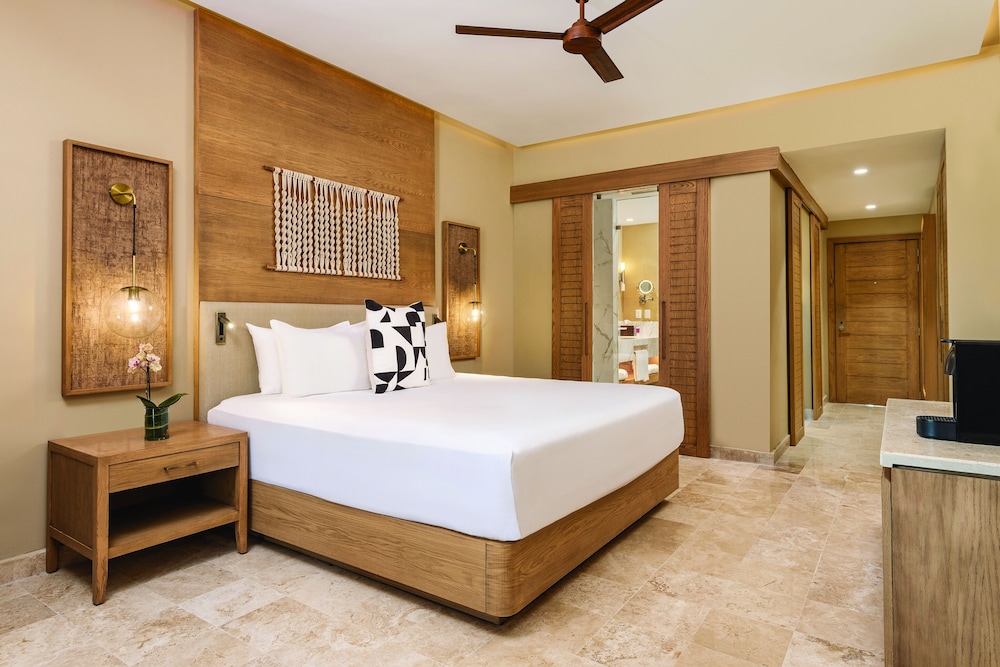 Swim Out, Junior Suite, King Bed, Pool View, Club Floor