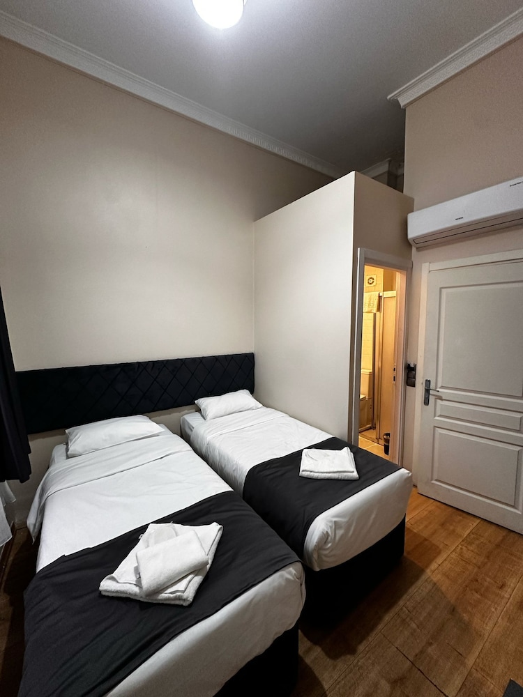 DELUXE, TWIN BEDS, CITY VIEW