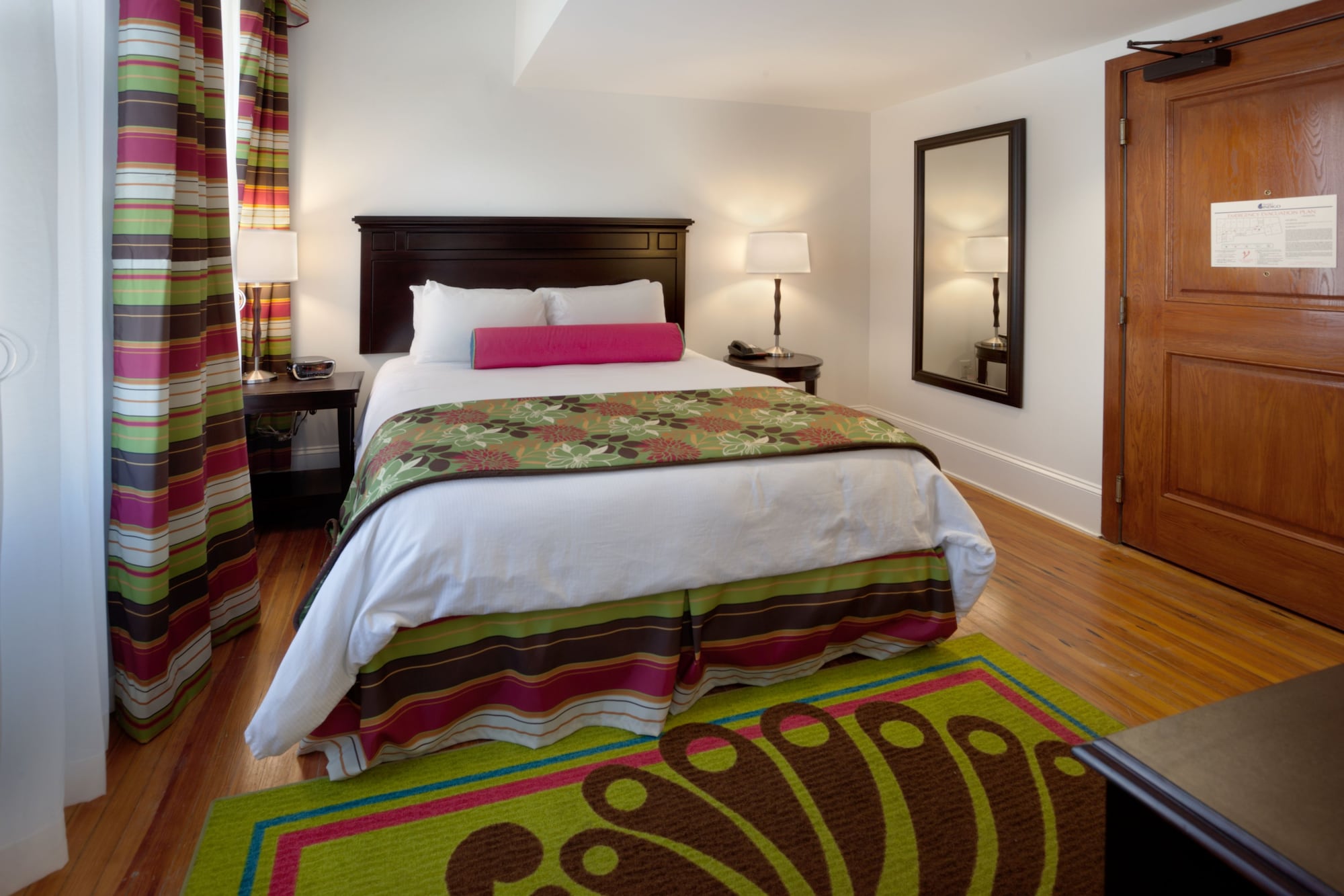 EXECUTIVE, QUEEN BED, ACCESSIBLE