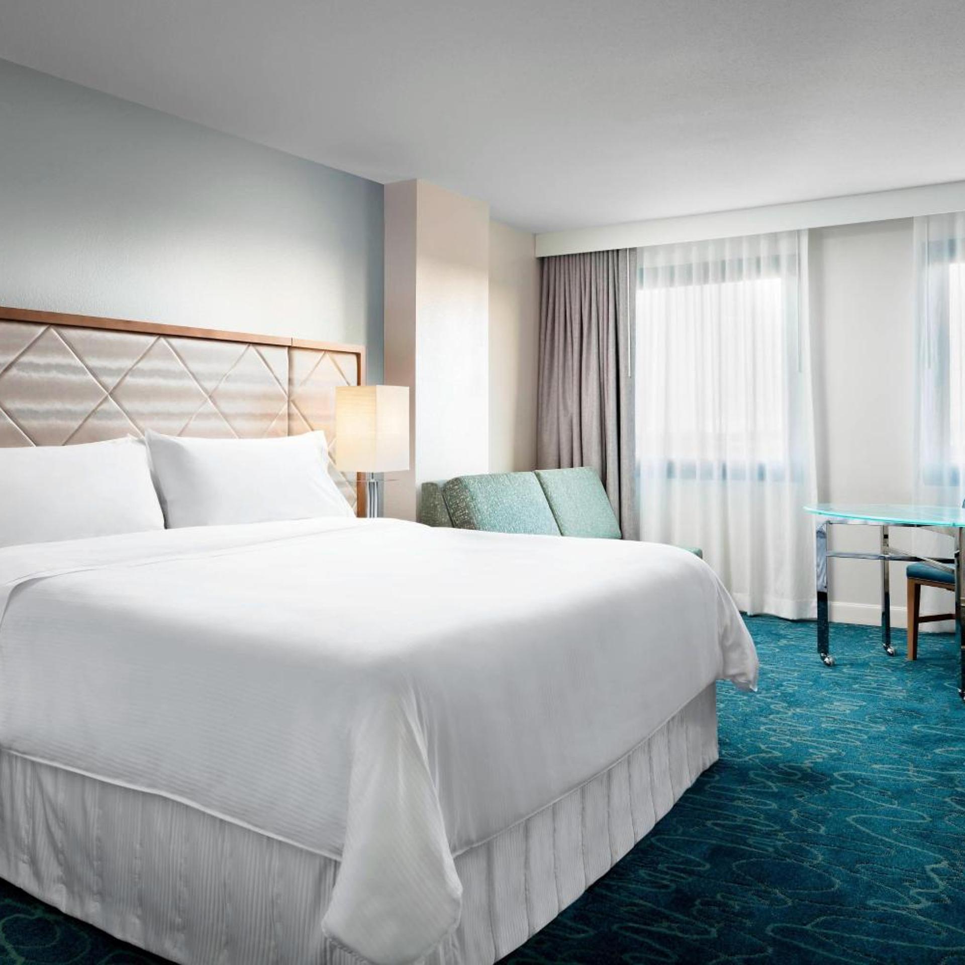 Guest Room, King Bed, Resort View