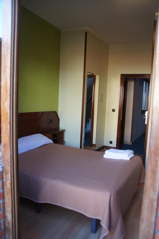 Moon Hostel Bio 11/34