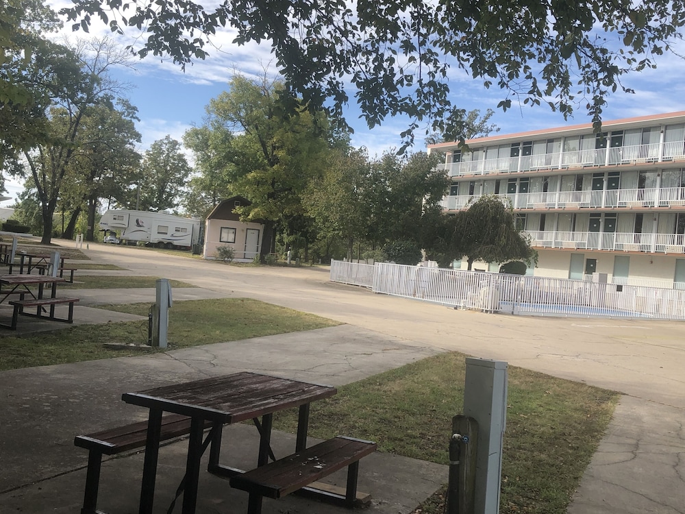 Willow Tree Inn 8/38