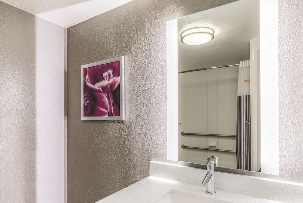 La Quinta Inn & Suites by Wyndham Austin Airport 45/46
