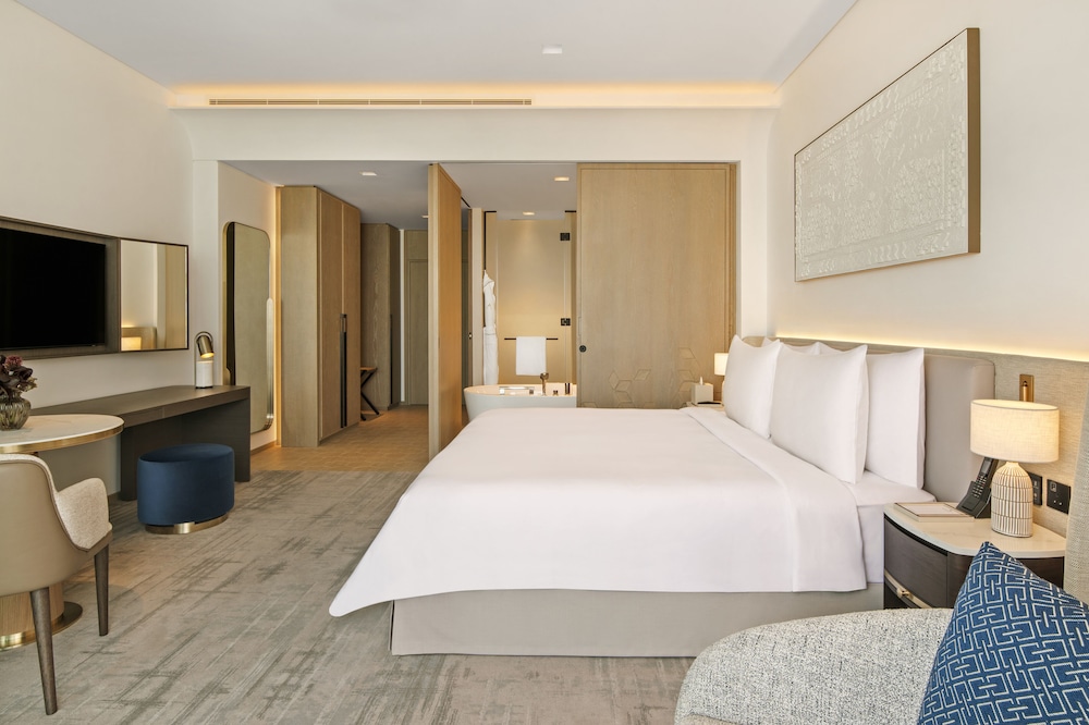 DELUXE, KING BED
