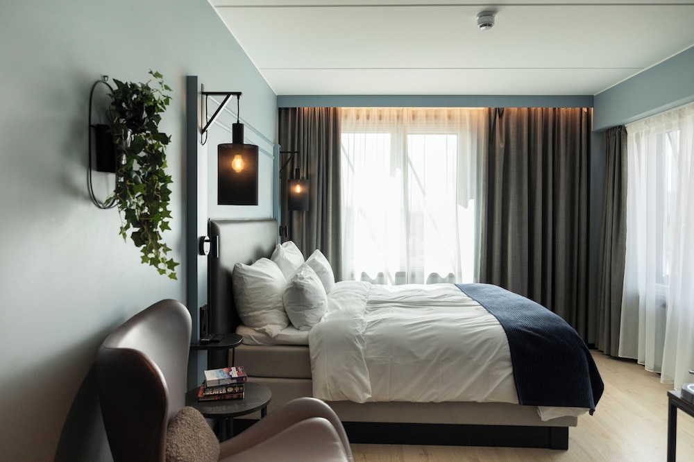 Home Hotel 1624 18/50