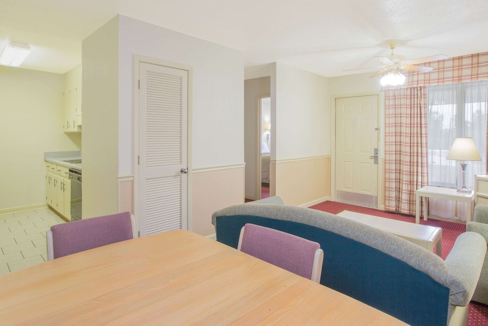 Howard Johnson By Wyndham Dothan 15/25