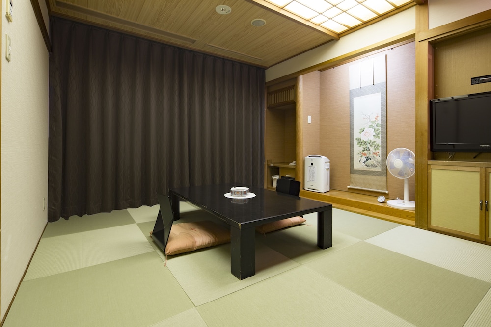 غرفة يابانية بفرشتي فوتون بأرضية تاتامي بحوض استحمام، Premier Hotel Cabin Obihiro 2/2