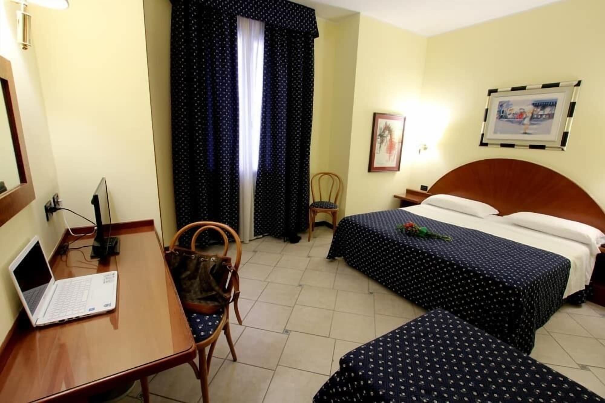 ROOM, DOUBLE BED