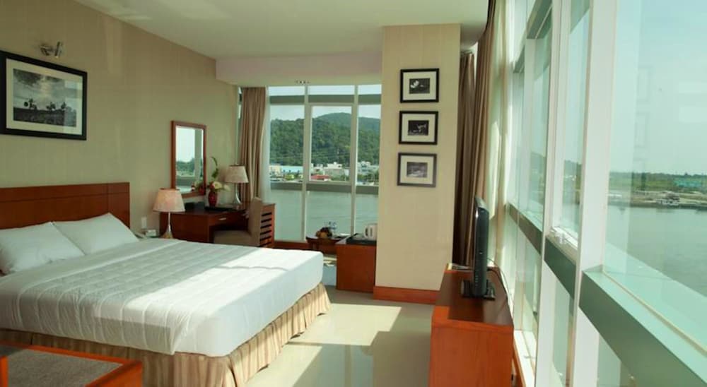 River Hotel 26/79