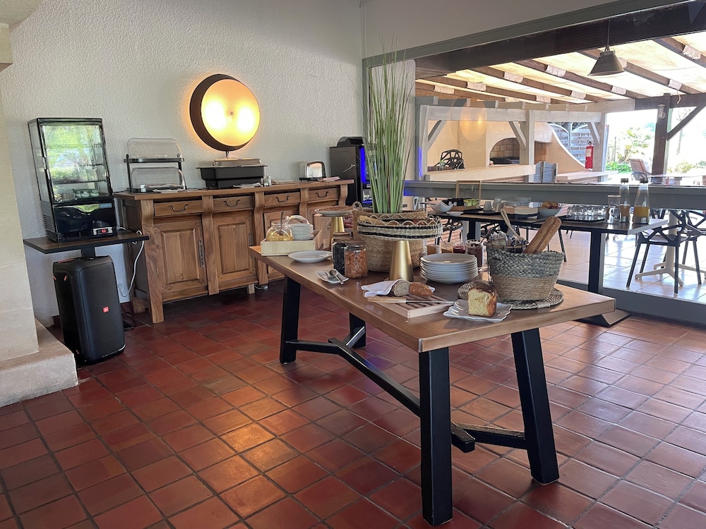 HOTEL LA BELLE POULE 29/44