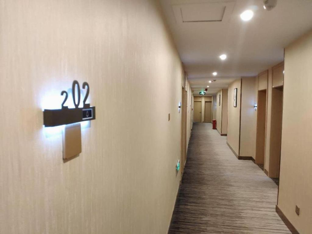 Green Tree Inn Urumqi South Xinhua Road Business Hotel 32/42