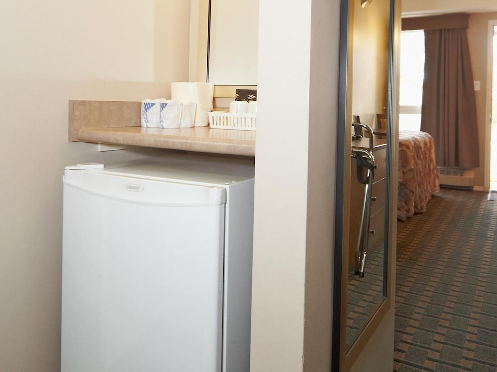 Colonial Square Inn And Suites 25/25