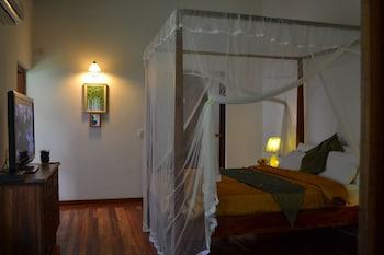 SUITE, QUEEN BED
