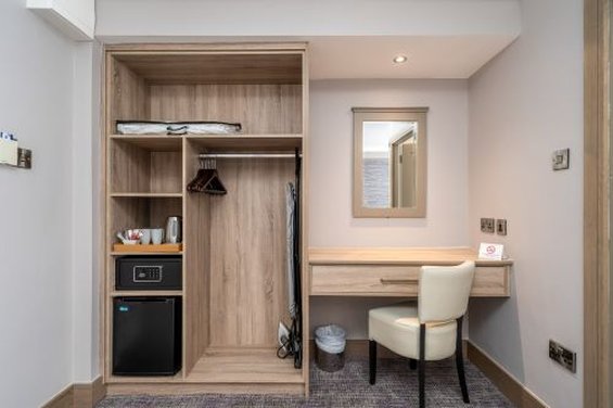 Rochestown Lodge Hotel 30/32