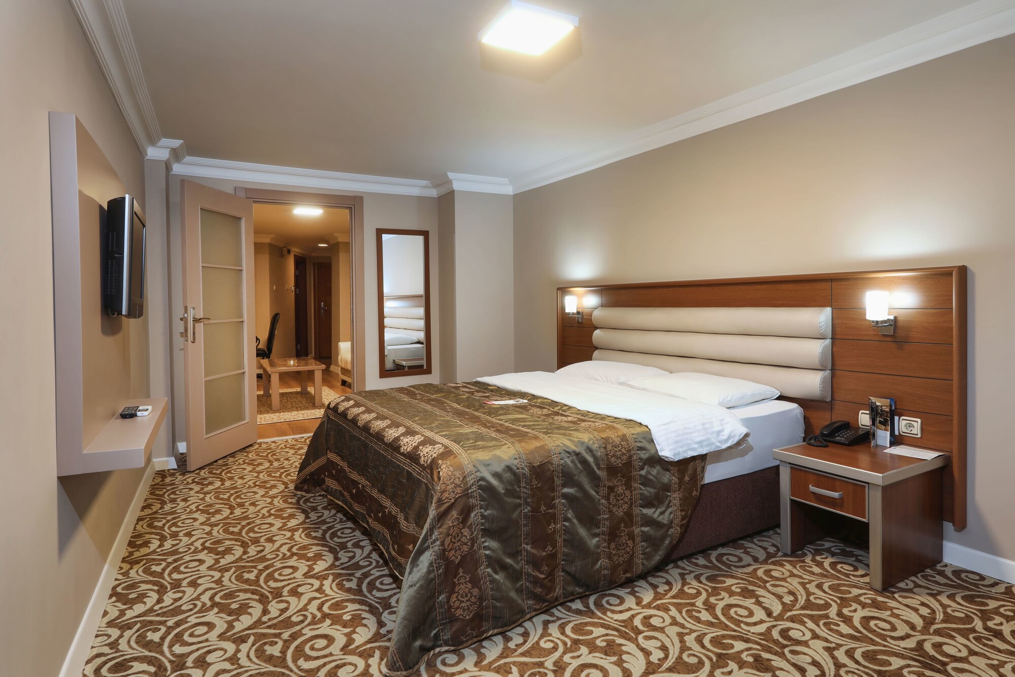Basic, Suite, 1 Queen and 1 Single Bed, Sofa