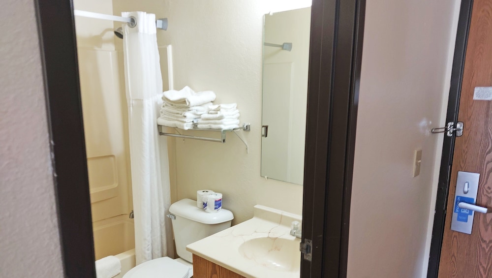 Magnuson Hotel Ironwood 10/40