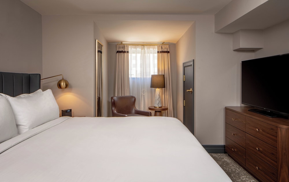 INTERIOR, KING BED, ACCESSIBLE