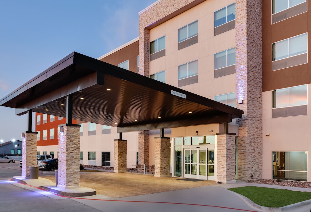Holiday Inn Express Kermit 3/40