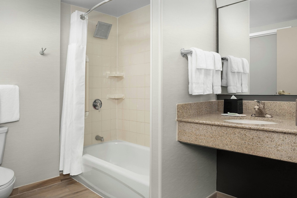 Deluxe, 2 Queen Beds, Ocean Front, Balcony, Courtyard Virginia Beach Oceanfront North 37th Street 4/5