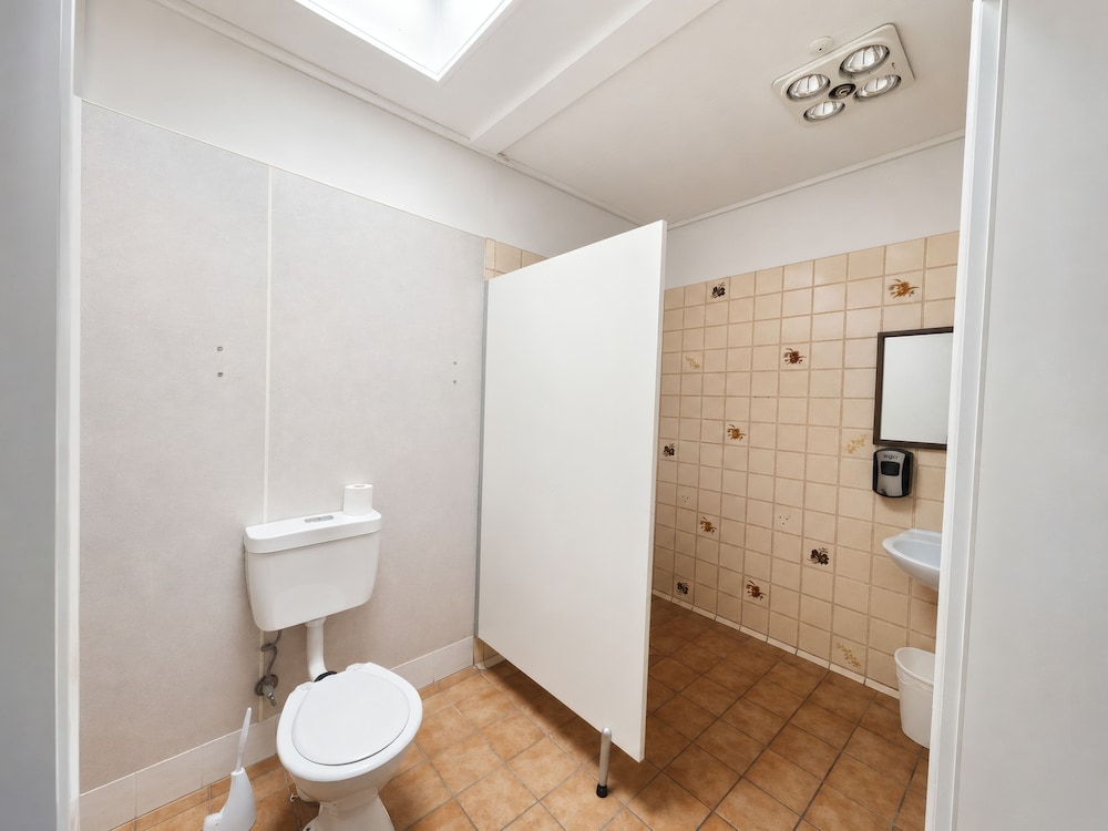 Standard, Queen Bed, Shared Bathroom