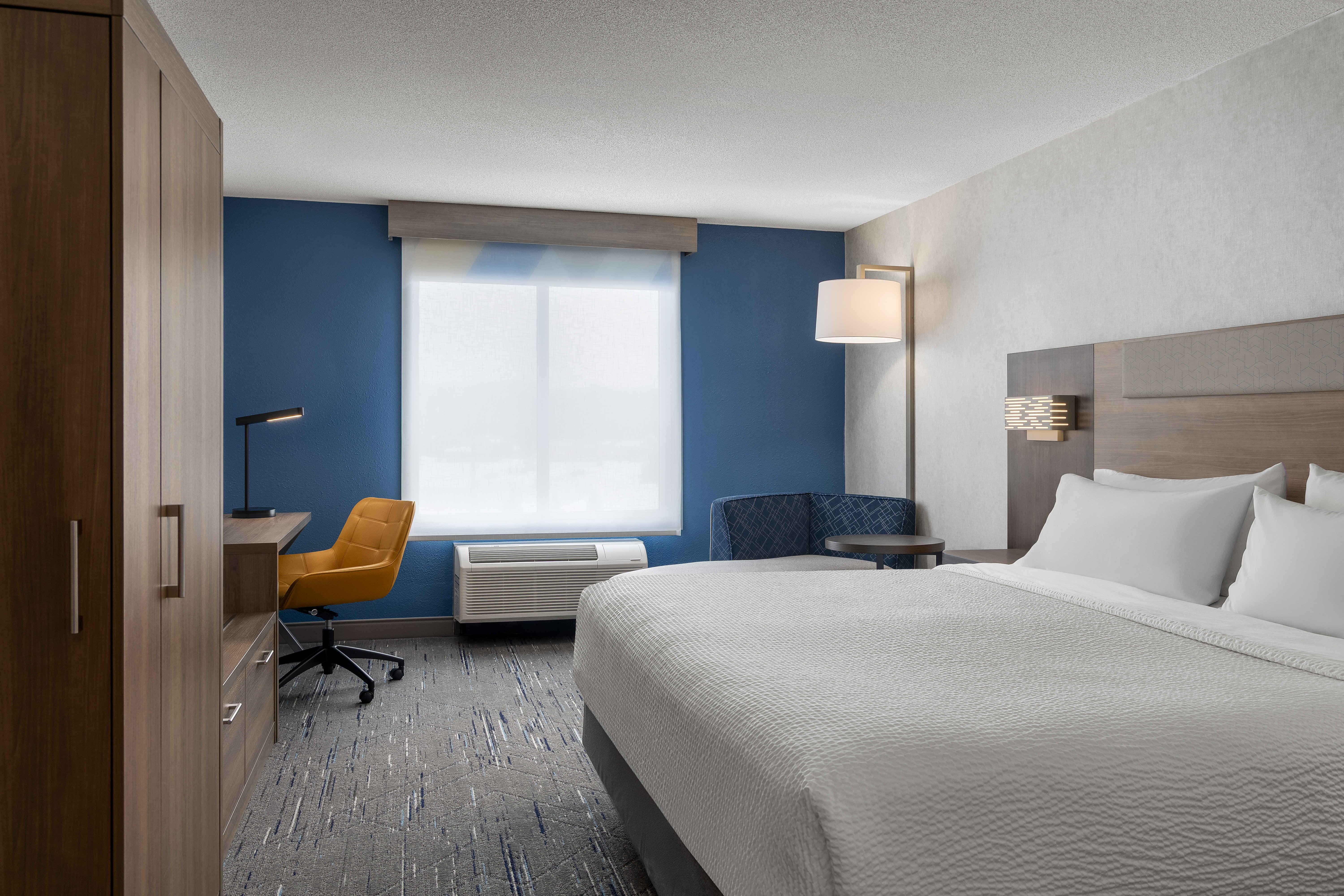 Holiday Inn Express Suites 22/66