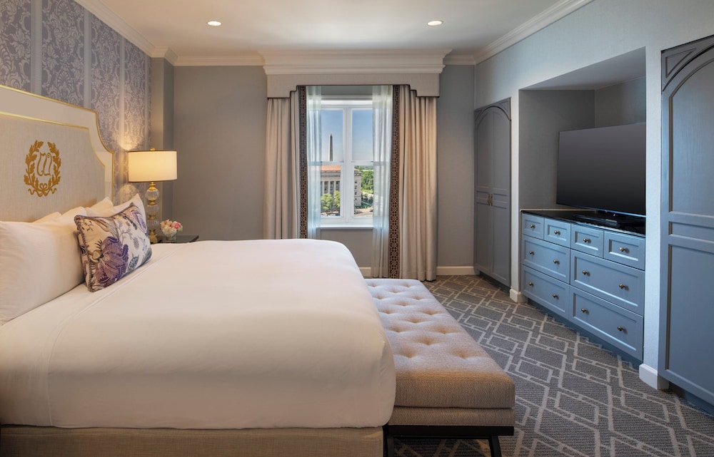 1 Bedroom, Washington, Suite, King Bed, Statue View