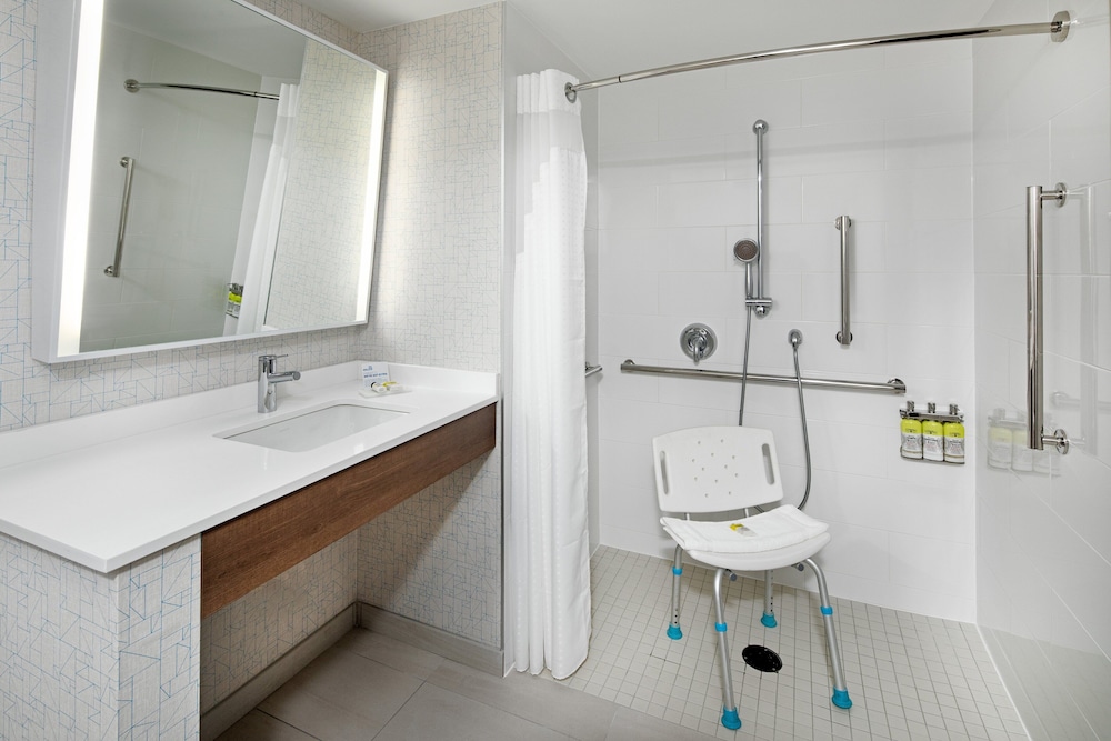 Holiday Inn Express Halifax Airport 20/65