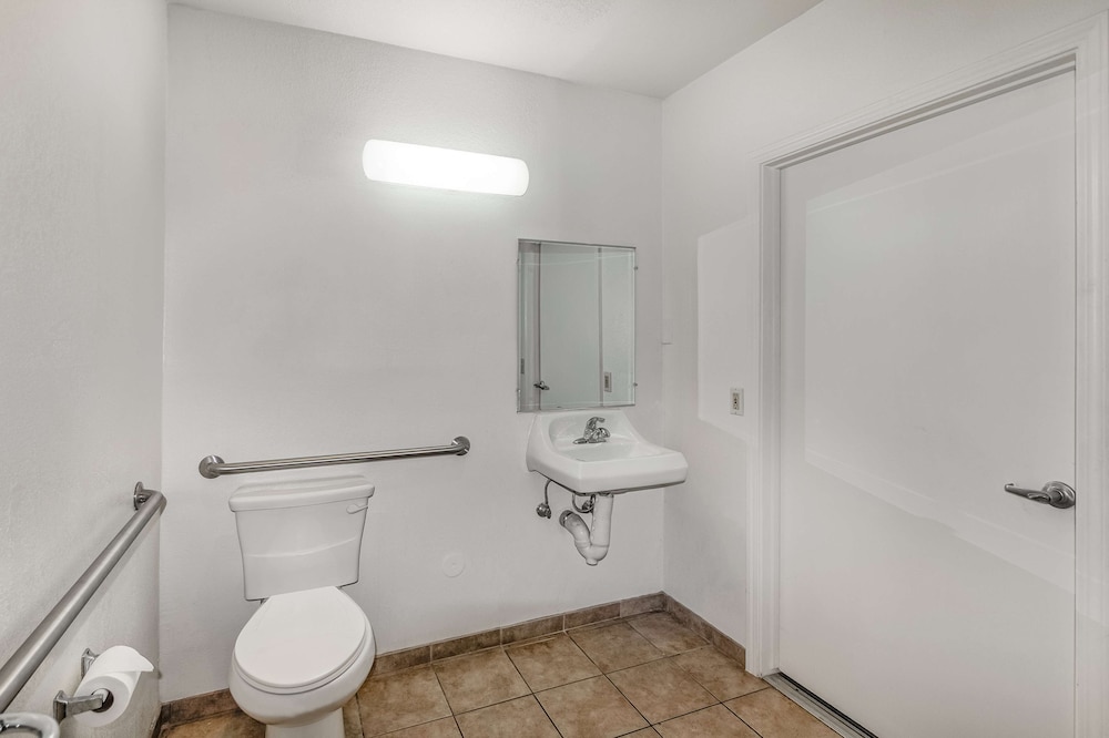 Motel6 Visalia, CA 48/50