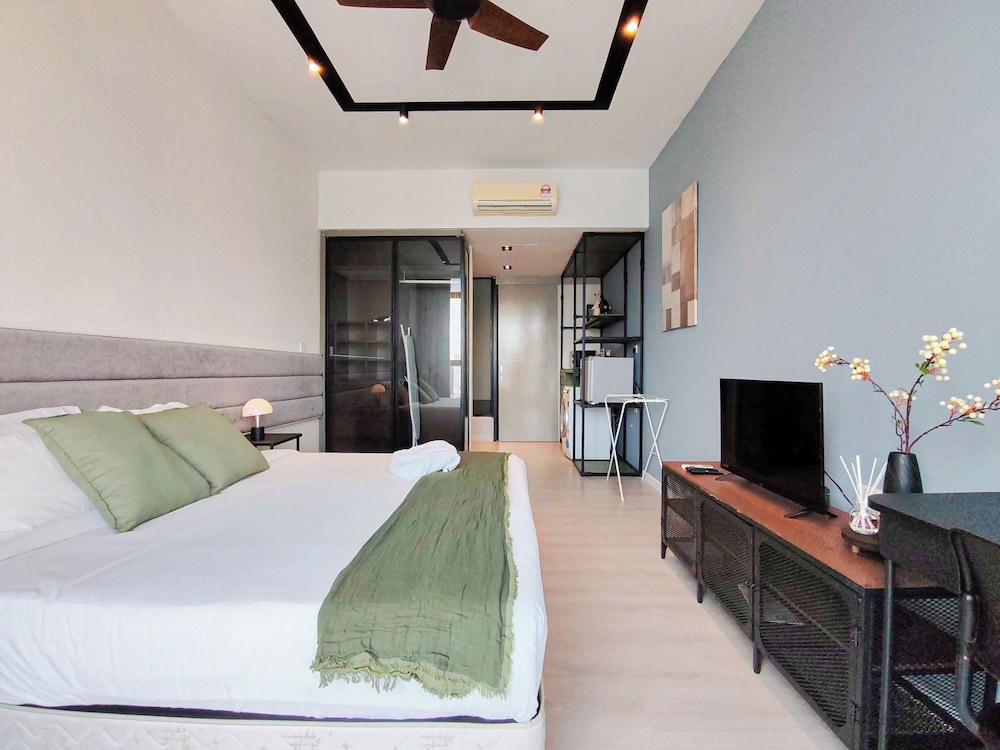Skyline, Modern, Sanctuary, Deluxe, King Bed، Expressionz KLCC by Wodages 2/10