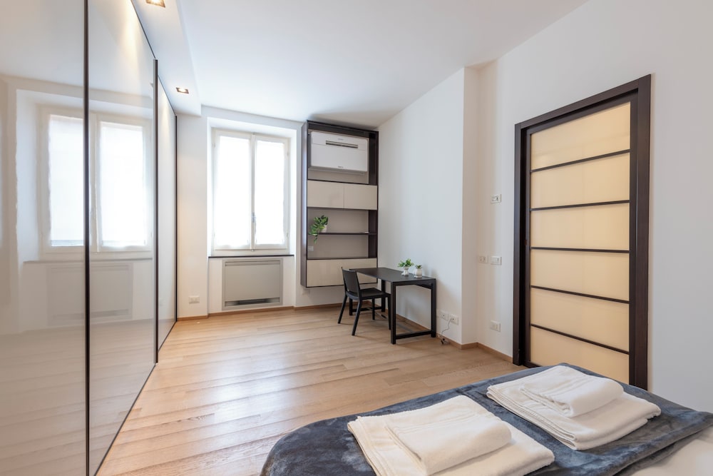 غرفة بسرير كوين مع أريكة، Milan Royal Suites Luxury Apartments 3/7