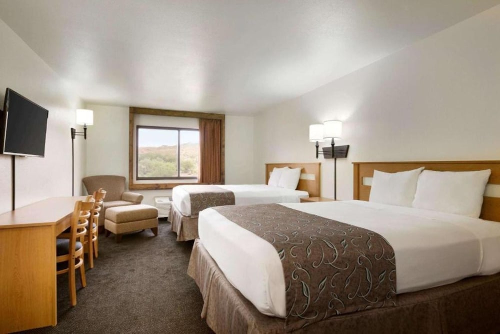 Travelodge by Wyndham Belen 8/30