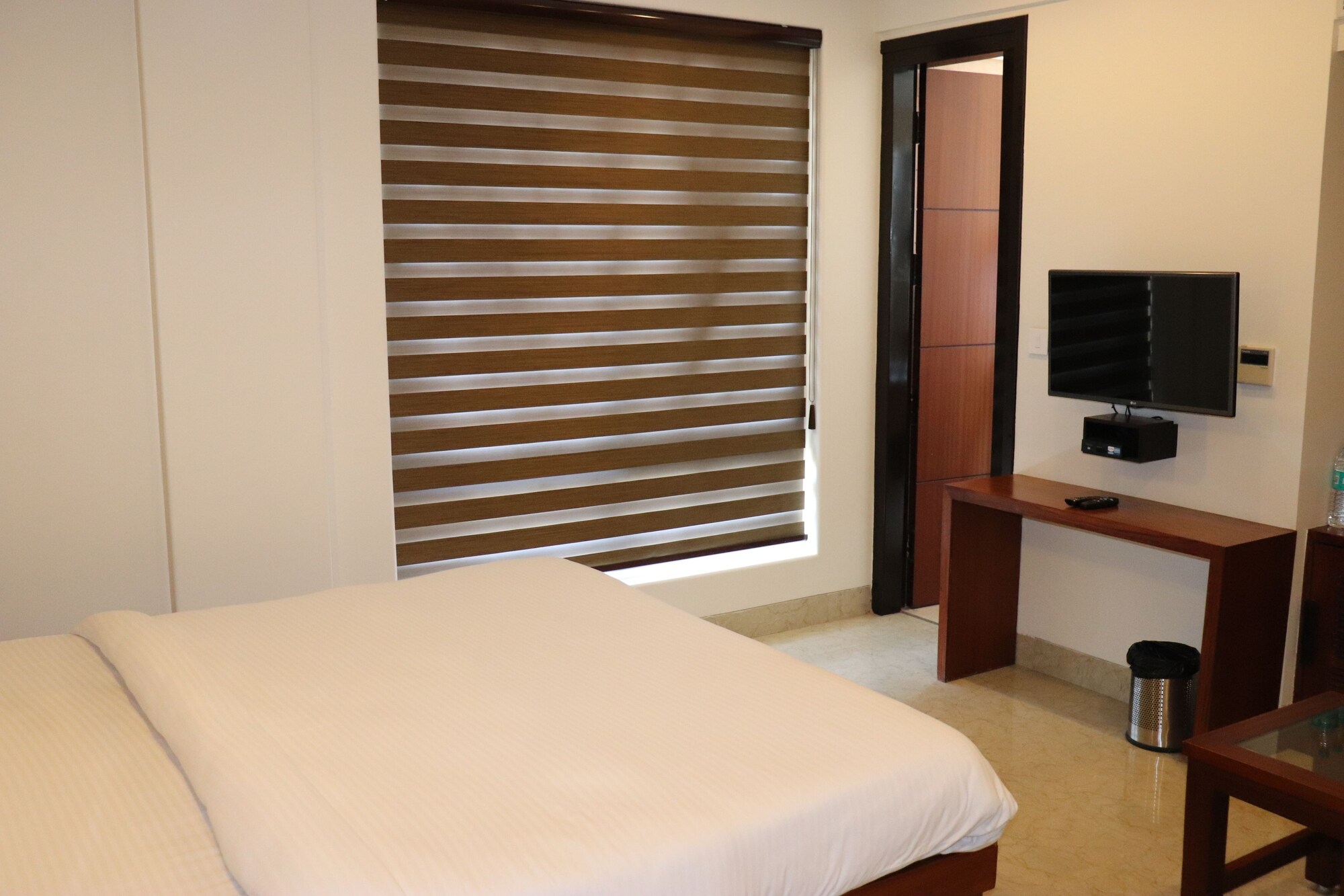DELUXE, KING BED, MOUNTAIN VIEW, CITY VIEW