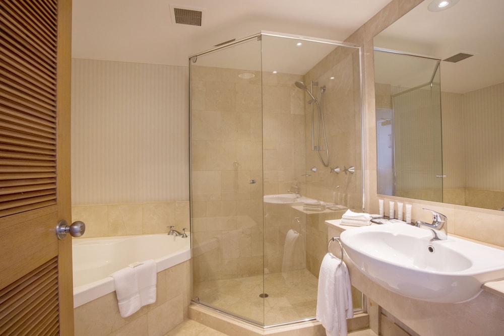 Crowne Plaza Surfers Paradise 16/77