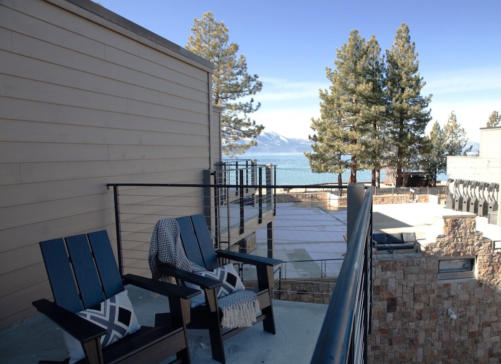 PREMIER, 2 QUEEN BEDS, PARTIAL LAKE VIEW