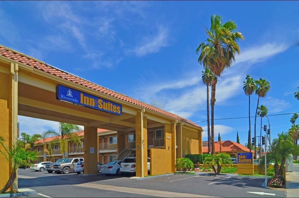 Riverside Inn & Suites 48/56